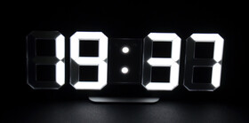 Digitale dimmbare LED Wanduhr mit vier großen Ziffern mit Weckfunktio,  21,95 €