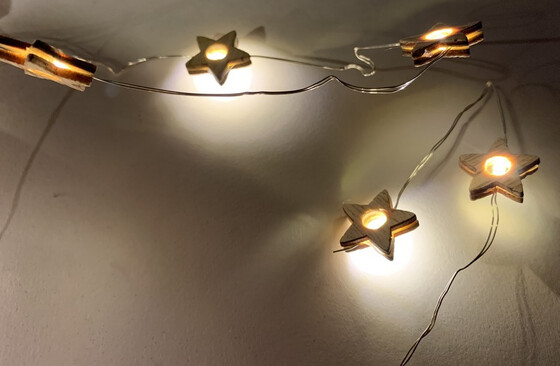LED Lichterkette aus 20 Holzsternen mit Geschenkverpackung und Batter, 4,95  €